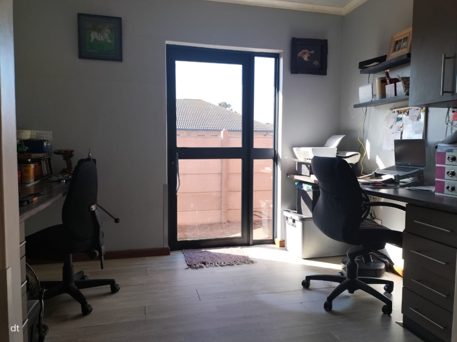 5 Bedroom Property for Sale in Fraaiuitsig Western Cape